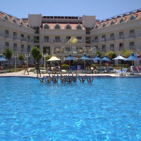Golden Sunset Hotel&Spa كمر المظهر الخارجي الصورة A swimming pool at a hotel in Turkey