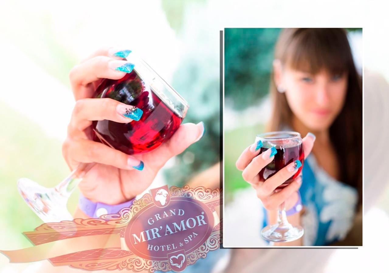 Golden Sunset Hotel&Spa كمر المظهر الخارجي الصورة A glass of Miramar wine