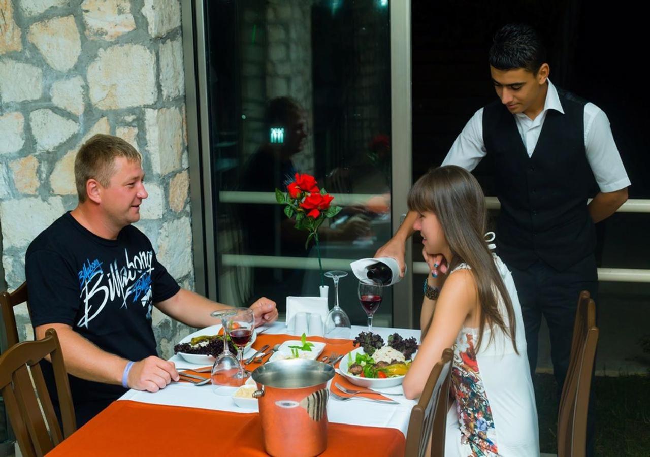 Golden Sunset Hotel&Spa كمر المظهر الخارجي الصورة A waiter serving a couple