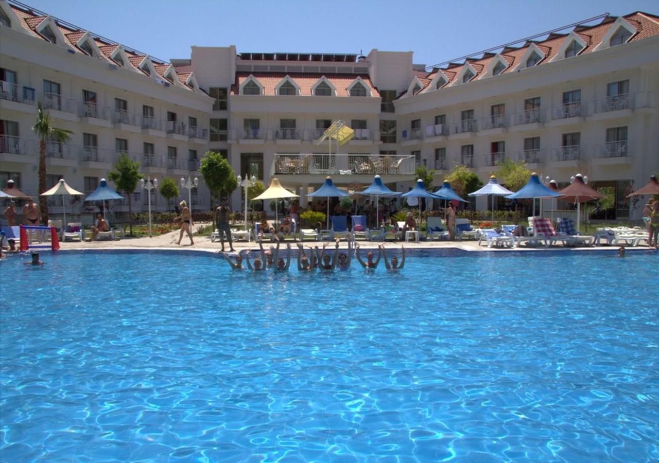 Golden Sunset Hotel&Spa كمر المظهر الخارجي الصورة A swimming pool at a hotel in Turkey