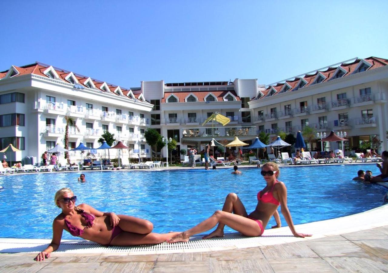 Golden Sunset Hotel&Spa كمر المظهر الخارجي الصورة A pool at a hotel in Turkey