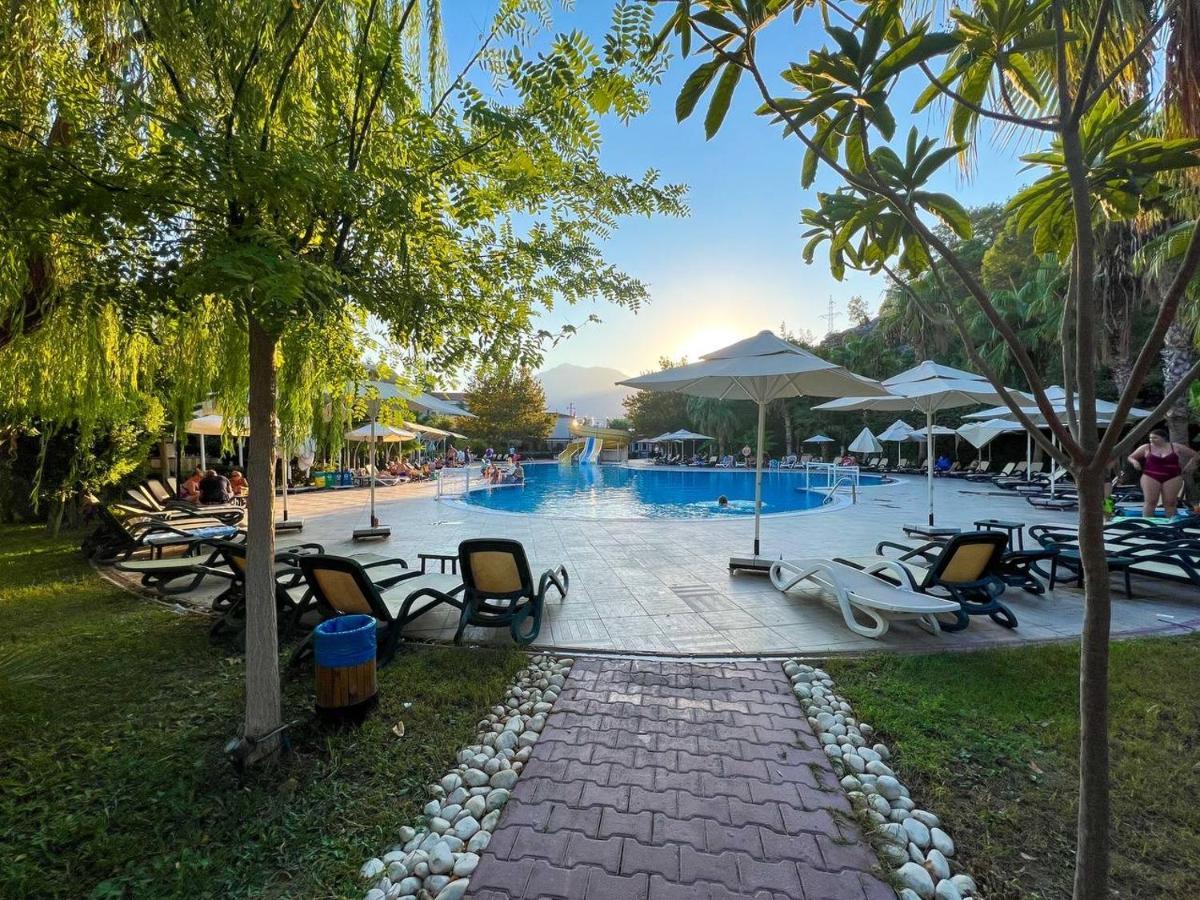 Golden Sunset Hotel&Spa كمر المظهر الخارجي الصورة The pool at the hotel
