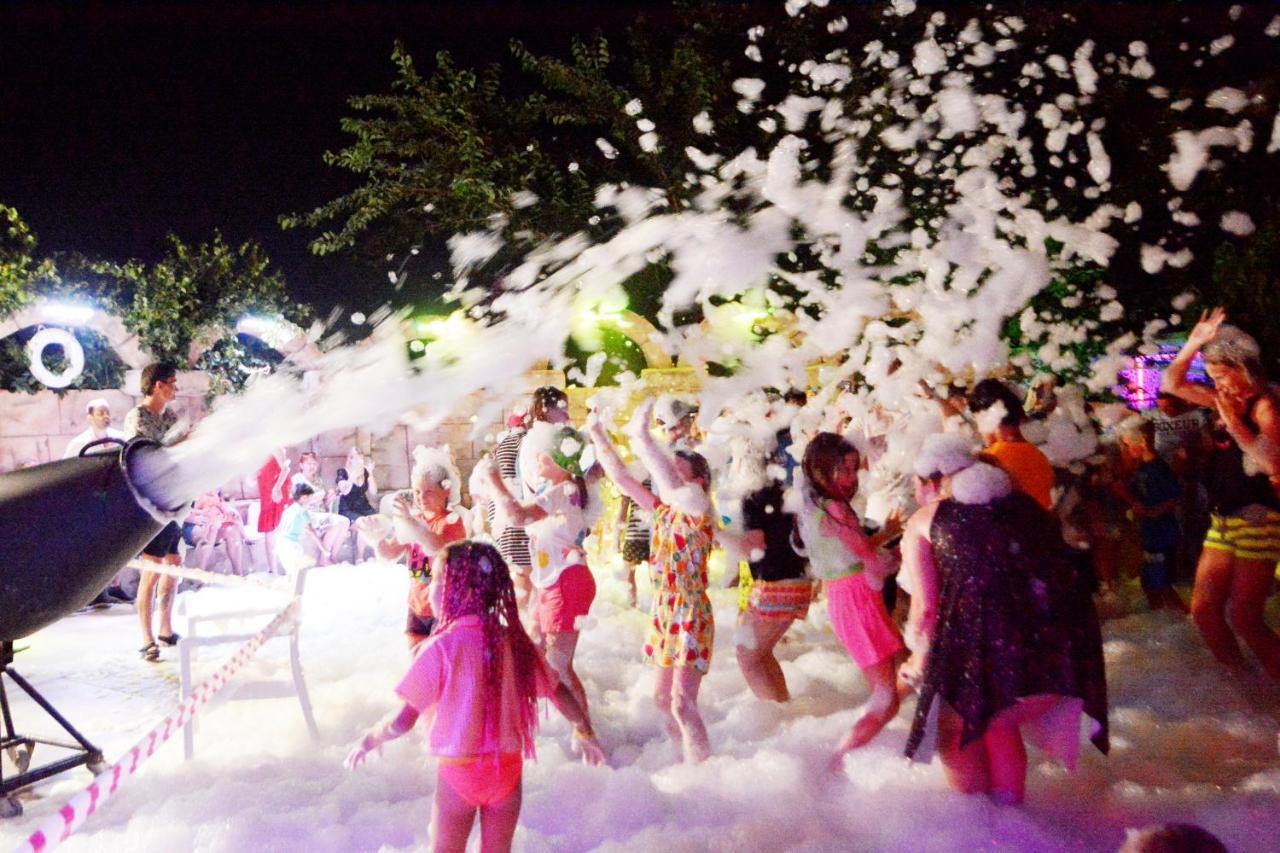 Golden Sunset Hotel&Spa كمر المظهر الخارجي الصورة Foam party in Croatia