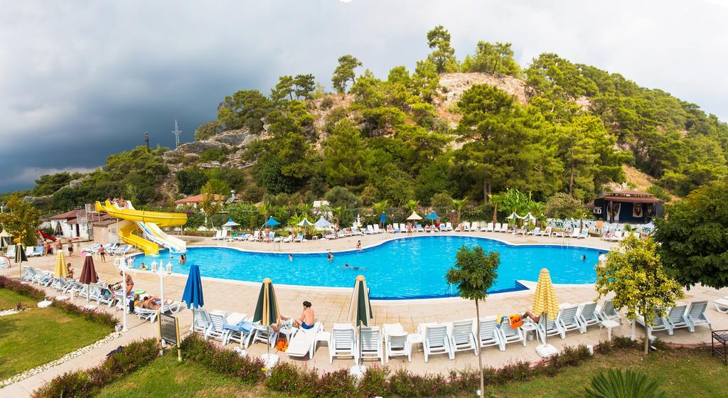 Golden Sunset Hotel&Spa كمر المظهر الخارجي الصورة A swimming pool in Turkey
