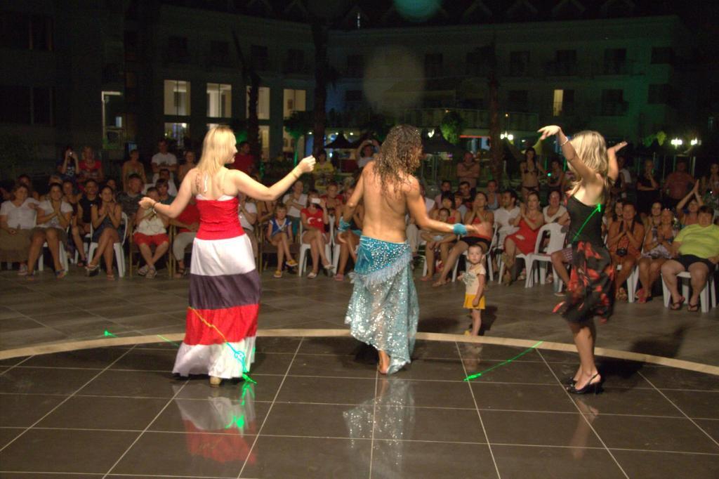 Golden Sunset Hotel&Spa كمر المظهر الخارجي الصورة Greek dancers