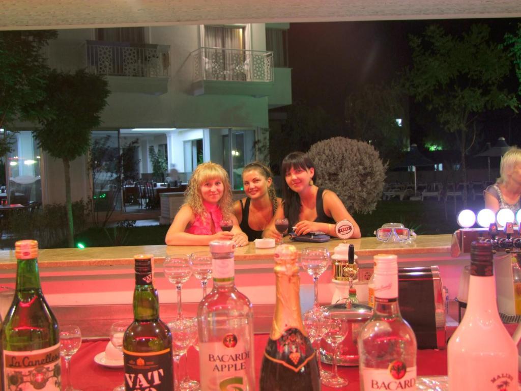 Golden Sunset Hotel&Spa كمر المظهر الخارجي الصورة A bar in Kos