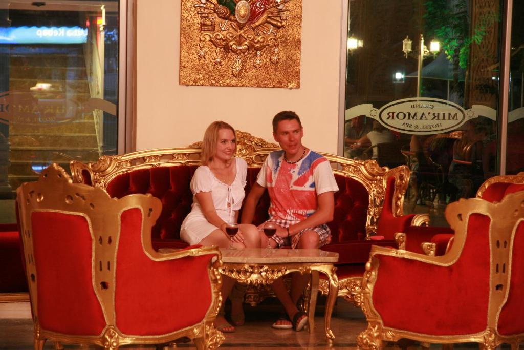 Golden Sunset Hotel&Spa كمر المظهر الخارجي الصورة A couple at a restaurant in Pattaya, Thailand