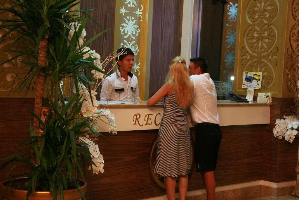 Golden Sunset Hotel&Spa كمر المظهر الخارجي الصورة A receptionist at a hotel