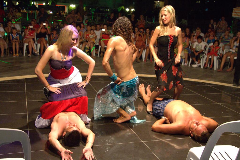 Golden Sunset Hotel&Spa كمر المظهر الخارجي الصورة A nightclub in Magaluf